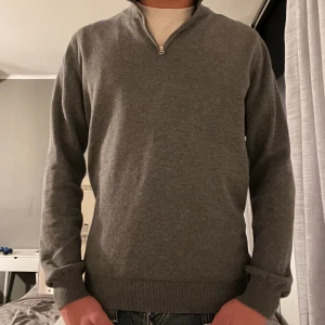 Half zip - Riktigt fint skick Slim fit Går att styla snyggt med blåa slim/straight jeans 