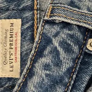 Säljer mina (straight) Levis jeans då de blivigt för små. Jätte sköna men som nya, använt 1-2 gånger. Ny pris 1200. Storleken är som 34/38. Skriv för fler bilder eller vid frågor. Kram 🤗 
