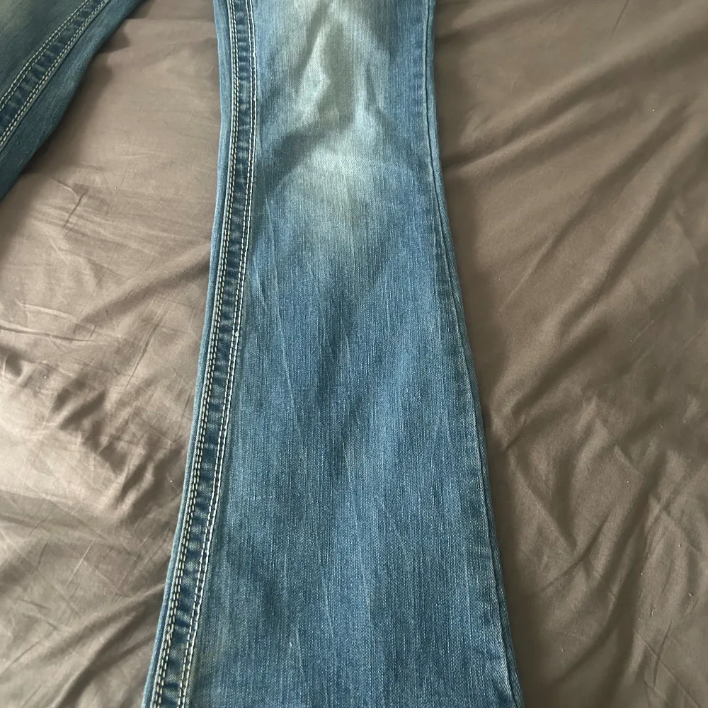Ett par jeans med coola fickor. Köpta i Amsterdam i storlek 36.. Jeans & Byxor.