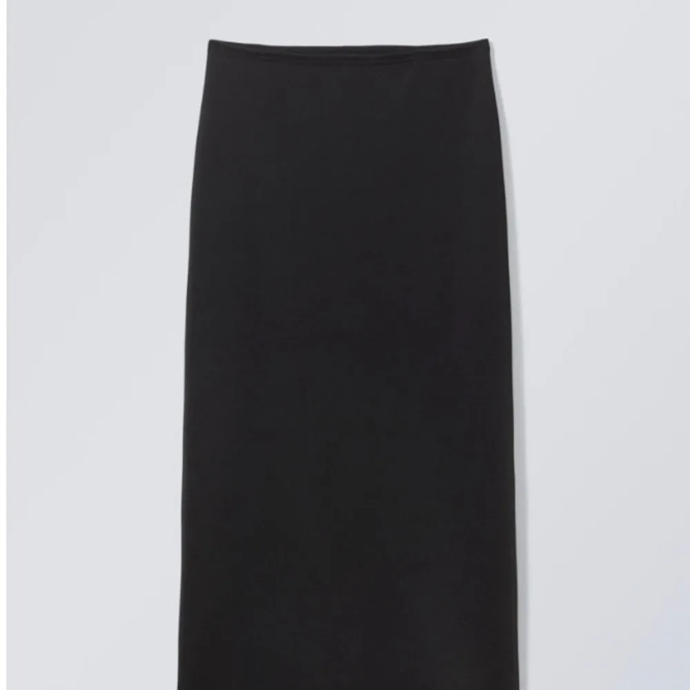 Lång svart kjol från weekday. Kommer inte till användning längre men är i mycket bra skick💗 Andra bilden visar passformen.. Kjolar.