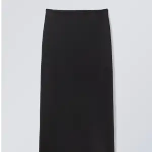 Lång svart kjol från weekday. Kommer inte till användning längre men är i mycket bra skick💗 Andra bilden visar passformen.