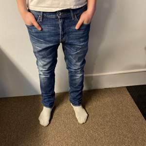 Riktigt feta tiger of Sweden jeans. Endast andvända ett fåtal gånger. Storlek 31 32. Modellen är 175, Hör av er vid frågor.