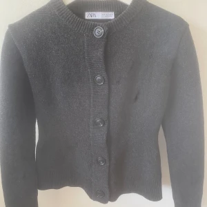 Stickad kofta - Superfin mörkgrå stickad kofta i 100% ull.