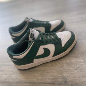 Nike dunks stl 38 använt fint skick  Köptes för 1300kr på en Instagram sida säljs för 350kr då jag inte kan garantera äkthet med kvitto väldigt fint skick använt fåtal gånger 