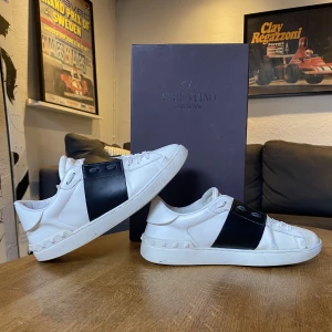 Valentino Open - Säljer nu dessa sjukt feta och klassiska Valentino open. Dessa skor kan inte gå fel, speciellt inte till sommaren. Storleken är 40/5 men skulle säga att de även passar 41/5! Givetvis autentiska och box och även tygpåse fås med Pris kan givetvis diskuteras