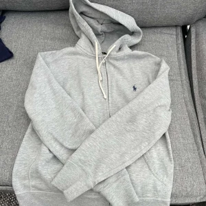 Ralph lauren zip - Hej  Säljer nu min stilrena Ralph lauren zip i ljus grå färg i mycket fint skick. Använd sparsamt. Skriv om ni har frågor.