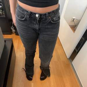 Lågmidjade raka/bootcut jeans från zara i storlek 36. OBS! De har ett litet hål på insidan av ena låret (kan skicka bild) som enkelt går att sy igen.