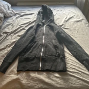 Svart kofta - Svart kofta med små dragkedja fickor. Bra skick 