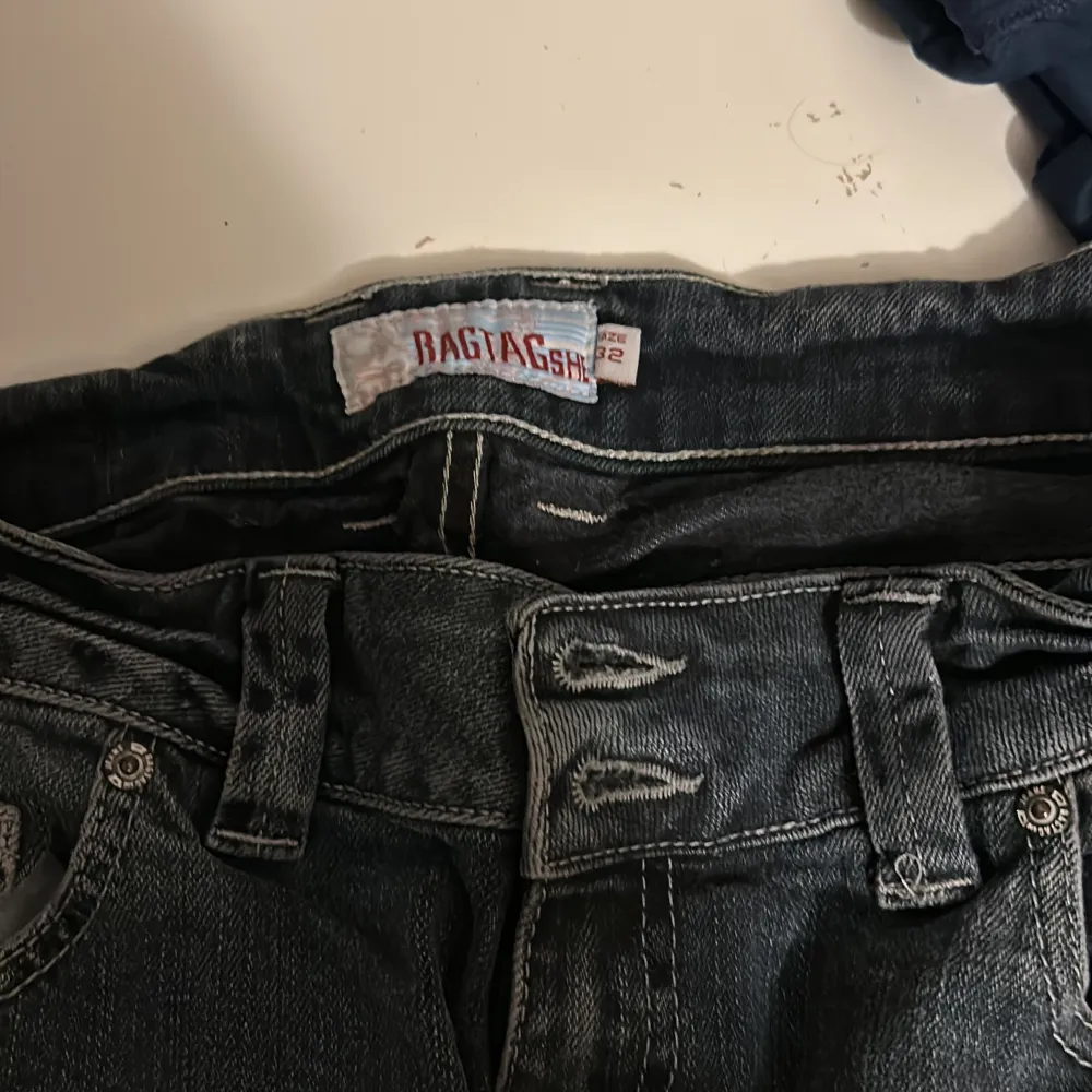 Lågmidjade jeans med dubbel knapp som är jättefina men tyvärr för stora💕. Jeans & Byxor.