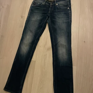 G-star Jeans - Straight jeans från G-star i storlek 29. Säljer då de tyvärr var lite stora för mig. De går även att sjustera i midjan (bild 3). Jättefint skick!💕