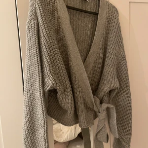 Stickad kofta  - Jätte gullig och skön omlott kofta som jag knappt andvänt. 