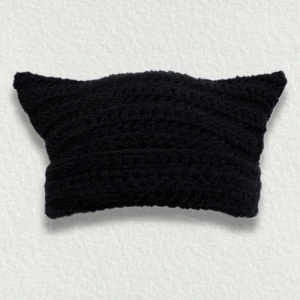 En katt mössa - "Cat beanie" Virkad av mig!🌟 Grå/reflex färg! Påminner om den första bilden och är super fin under kallare dagar💕 
