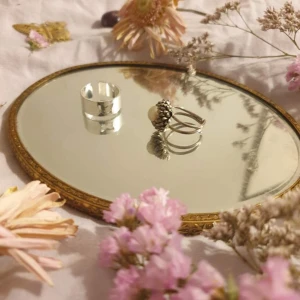🎀Ringar🎀 - Två ringar i silver en med en blomma och den andra med en fjäril.