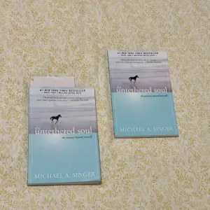 Spirituell Bok från författaren Michael A Singer, råkade beställa två stycken, den åt höger är den som ska säljas! Helt ny aldrig använd kommer i original paket om man vill det.  Nypris 300kr Mittpris 160kr!  Boken är 11/10///Bra för psyket🧠👁️