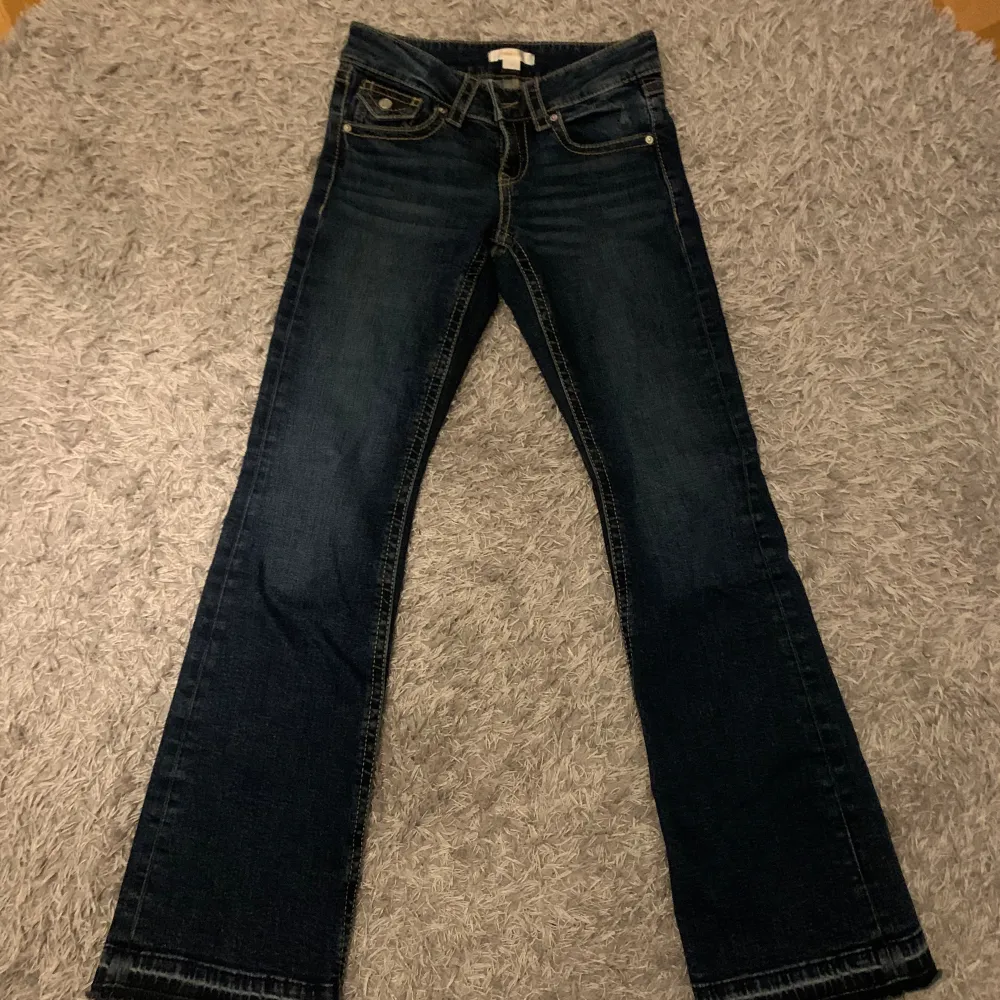 Säljer mina lowwaist jeans från Gina Young i storlek 152. Jag har vanligtvis 32/34 och kan ha dem. Lite korta så därför har jag sprättat upp dem längst ner. Köpta här på plick men råkade köpa fel storlek så säljer igen😊. Jeans & Byxor.