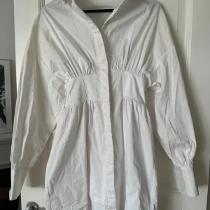 Klänning  - Så söt klänning/skjorta i storlek S men lite smutsig längst upp, men går bort i tvätt💕 