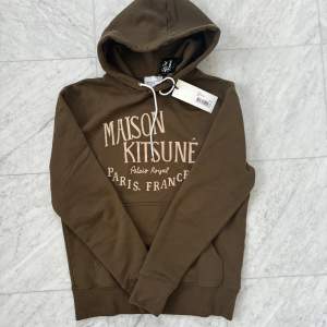 Säljer nu denna feta hoodie från det trendiga märket: Maison Kitsuné. Tröjan är helt ny och kommer med alla taggar - Storlek: M - Nypris: 3000 kr - Hör av er vid minsta fråga eller fundering :)