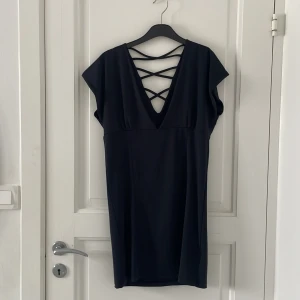 Klänning  - En jättefin oanvänd svart klänning i storlek M. Jag som är 164 cm sitter denna klänningen en bit över knäna i längden. Hör av dig vid intresse🙌