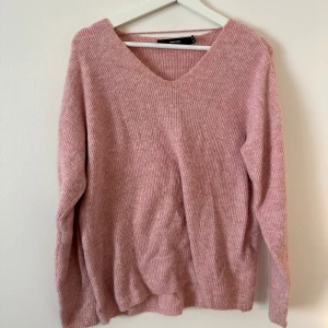 Rosa stickad tröja - En rosa stickad tröja med urringning från vero Moda 