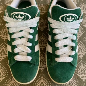 Addidas campus 00 - Addidas Campus i nyskick. Skorna är endast använda några gånger och är ser helt nya ut. Perfekta skor nu till sommaren