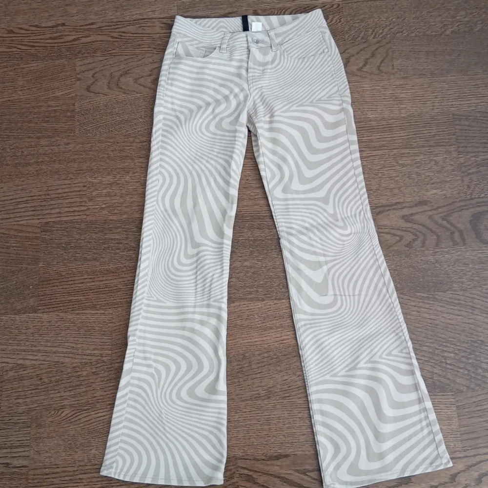 Ett par super coola, bootcut och ganska lågmidjade jeans. Dem har ett fint mönster.Aldrig använda så är i jättebra skick💘. Jeans & Byxor.