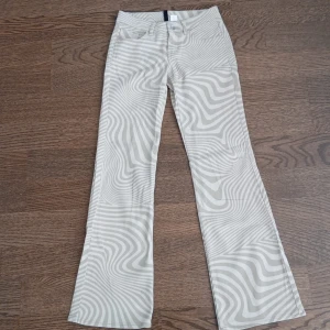 Jeans  - Ett par super coola, bootcut och ganska lågmidjade jeans. Dem har ett fint mönster.Aldrig använda så är i jättebra skick💘