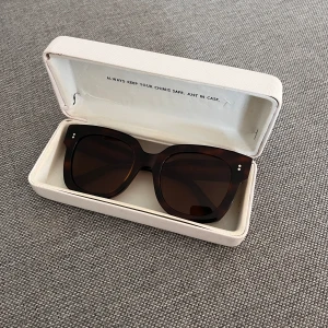 Chimi 08 - Säljer mina älskade chimis i 08, färgen tortoise. Som jag köpte förra året här på Plick. Säljer då jag fått solglasögon med styrka i. Glasögonen är i jätte fint skick, samma med glasögon skyddet. Boxen är lite sliten men inget man tänker på!!