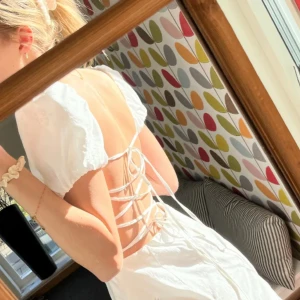 Vit klänning  - Säljer en vit jätte fin klänning med små blommdetaljer, perfekt till student eller midsommar. Helt ny med prislappen kvar, köpt på Plick men säljer då jag hittat en annan klänning till studenten😊 (Lånade bilder)