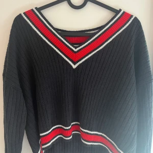 Mörkblå tröja med rött mönster - Tröjan är från H&M i storlek M. Är i perfekt skick och är stilren🙌🏼🙌🏼