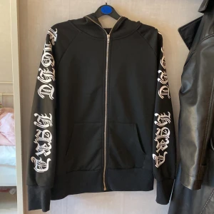 zip up hoodie - dragkedja hela vägen upp. ordinariepris 250kr