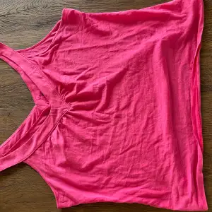 Ett fint rosa linne med v ringning och lite detaljer, ordinarie från twilfit och är i medium men skulle säga att den passar large också.💗