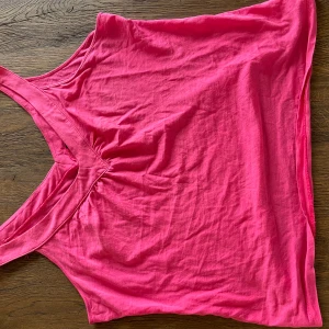 Fint rosa sommarlinne☀️💗 - Ett fint rosa linne med v ringning och lite detaljer, ordinarie från twilfit och är i medium men skulle säga att den passar large också.💗