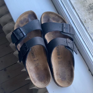 Birkenstock - Tja, säljer mina birkenstock då de blivit dör små. Box medföljer. Bra skick. DM för mer bilder och funderingar. 