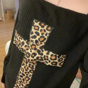 Säljer denna fina leopard tröja. den har används ett par gånger💕 den är i stolek M men passar L också.💕