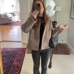 Vår jacka - Säljer min korta kappa från Kappahl, sparsamt använt och ser ut som ny🥰
