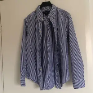 Tjena säljer en ralph lauren skjorta i blåa ränder storleken är L 14-16 dvs xs nypris ca 1000 säljer den för 349. Hör av dig vid fler frågor😀