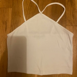 Vit crop top - Vit crop top med stretchigt material. Kan skicka bild på hur den sitter på ifall det önskas. Bra stick. Det står stolek M men skulle rekommendera för någon som är stolek s eftersom att den sitter tight på mig💗