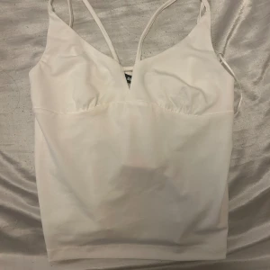 Vitt Linne från BikBok - Jätte fin med low waist jeans men tröjan är tyvärr för liten för mig 🤍 Inte använd alls och Nypriset ligger på 199 Kr 