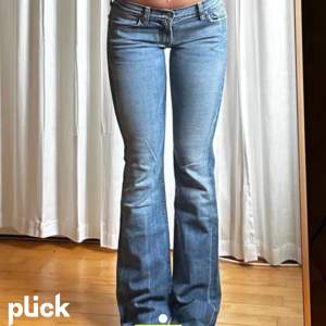 Såå snygga lågmidjade jeans som inte kommer till någon använding då de är lite stora i midjan💗Använda max 2 gånger så i nyskick! De är 39cm rakt över midjan ca 80cm i innerbenslängden. Pris kan diskuteras, tryck gärna på köp 🙏🙏