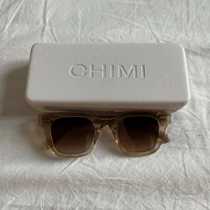 Chimi  - Säljer mina chimis 04 i färgen ecru då jag köpt samma färg fast i annan modell🫶🏼de har inga skavanker och original låda samt dustbag medföljer!