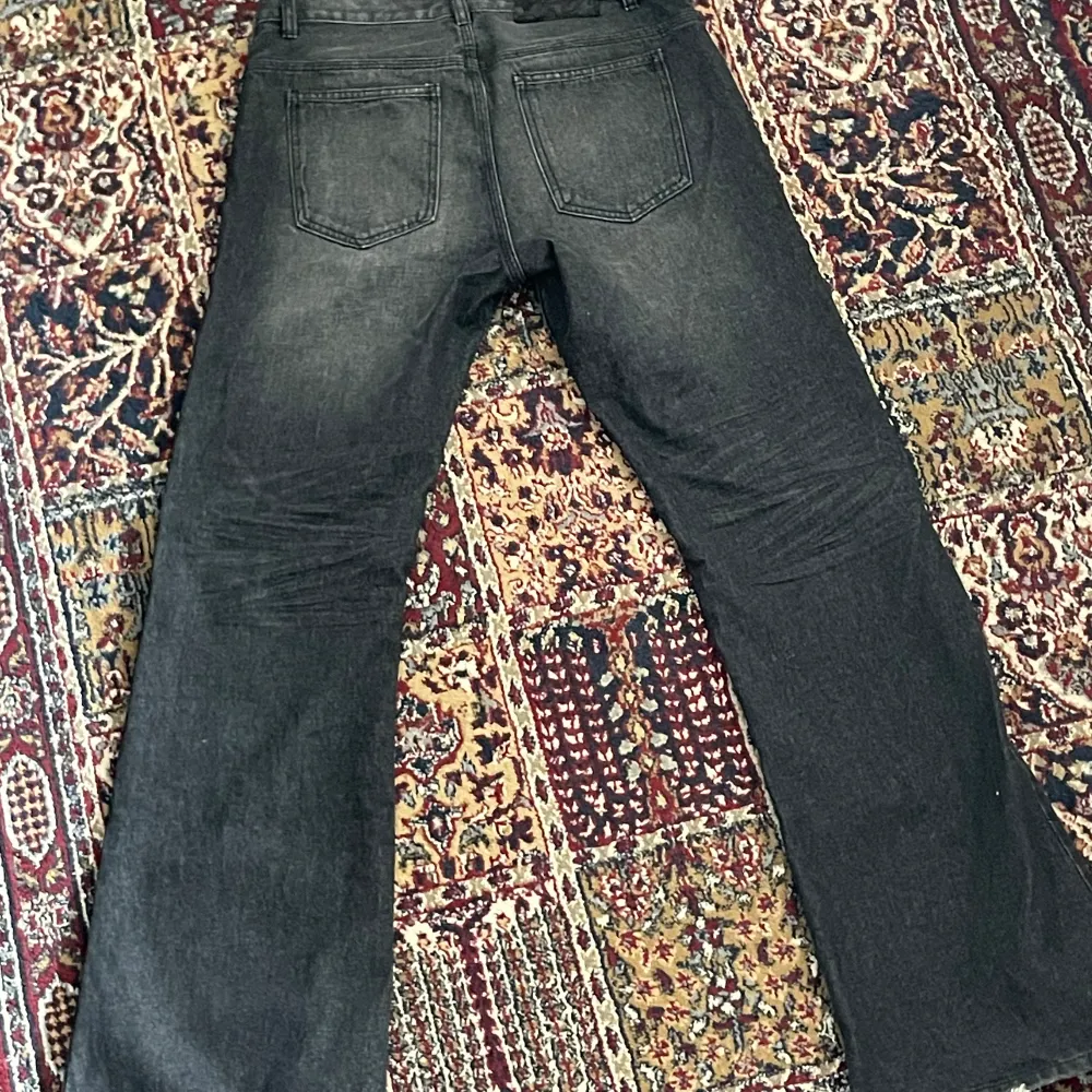 Fett chill bootcut jeans  Innerbenslängd: 84 cm  Total längd: 111 cm  Midja: 41 cm (82 i omkrets). Jeans & Byxor.