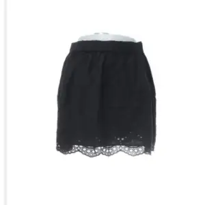 Svart kjol i storlek 38 från H&M. Säljer denna då jag råkade köpa fel storlek. Köpte den på Sellpy, men i väldigt fint skick! 