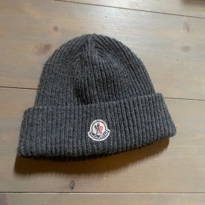 Moncler mössa  - Bra passform, nästan helt ny.