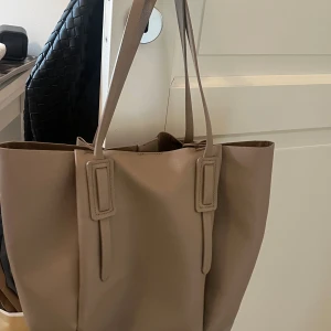 Zara väska - Snygg axelväska från zara man får plats med dator,böcker allt!! Bra skick lite smutsigt på insidan men inte så värst kan skicka bild vid intresse 