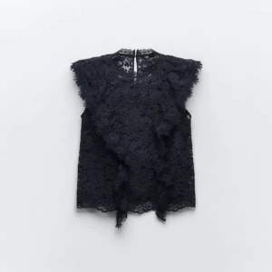 Spetsblus - En jättefin blus med spets och volanger från zara💞 nyskick, pris kan diskuteras 