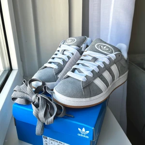 ADIDAS CAMPUS 00S - Sneakers - Nya sneakers, endast testade. Är tyvärr tvungen att sälja dem pga för liten storlek för mej. Nypris 1699 sek. Skoask & gråa skosnören medföljer. 
