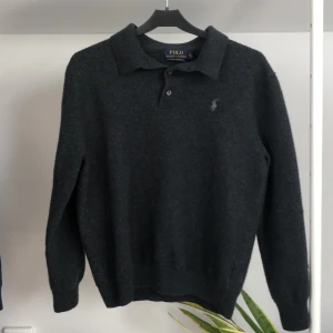 Polo raulph lauren tröja - Svart lång ärmad pikétröja i jätte skön merinoull, pris kan diskuteras vid snabb affär, hör av vid minsta fundering.