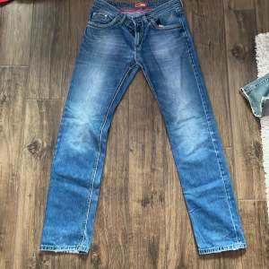 Ett par snygga slimfit Jeans från märket emilio Adani. Passformen är slimfit och jeans är i storlek 34/36. Skriv om du har några frågor 🙌✍🏻😊