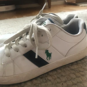 Ralph lauren skor  - Säljer dessa skor i st 39 men ja skulle säga att de passar för dom som har st 38 också, bra sick inte så slitna💘