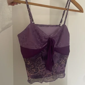 Lila topp - Lila topp från shein. Aldrig använd. Skriv för mer bilder